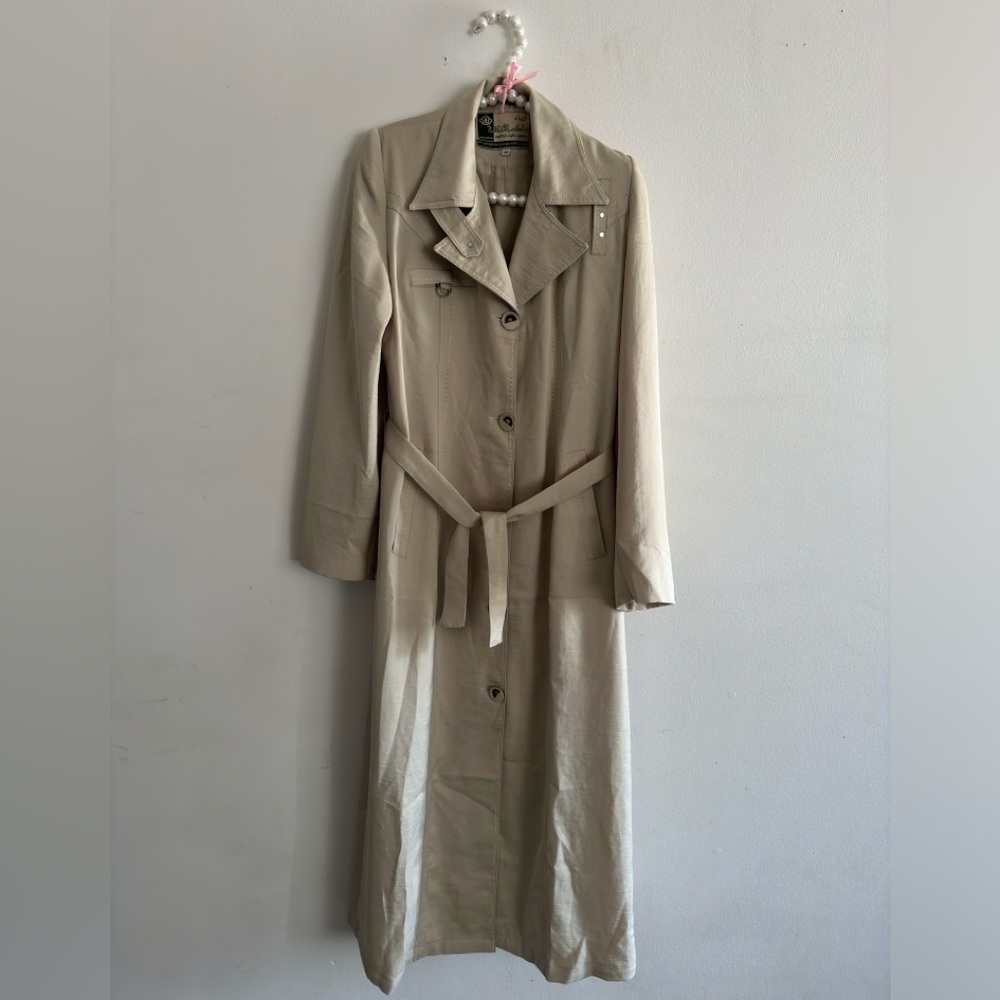 Beige Trench Coat 🧥